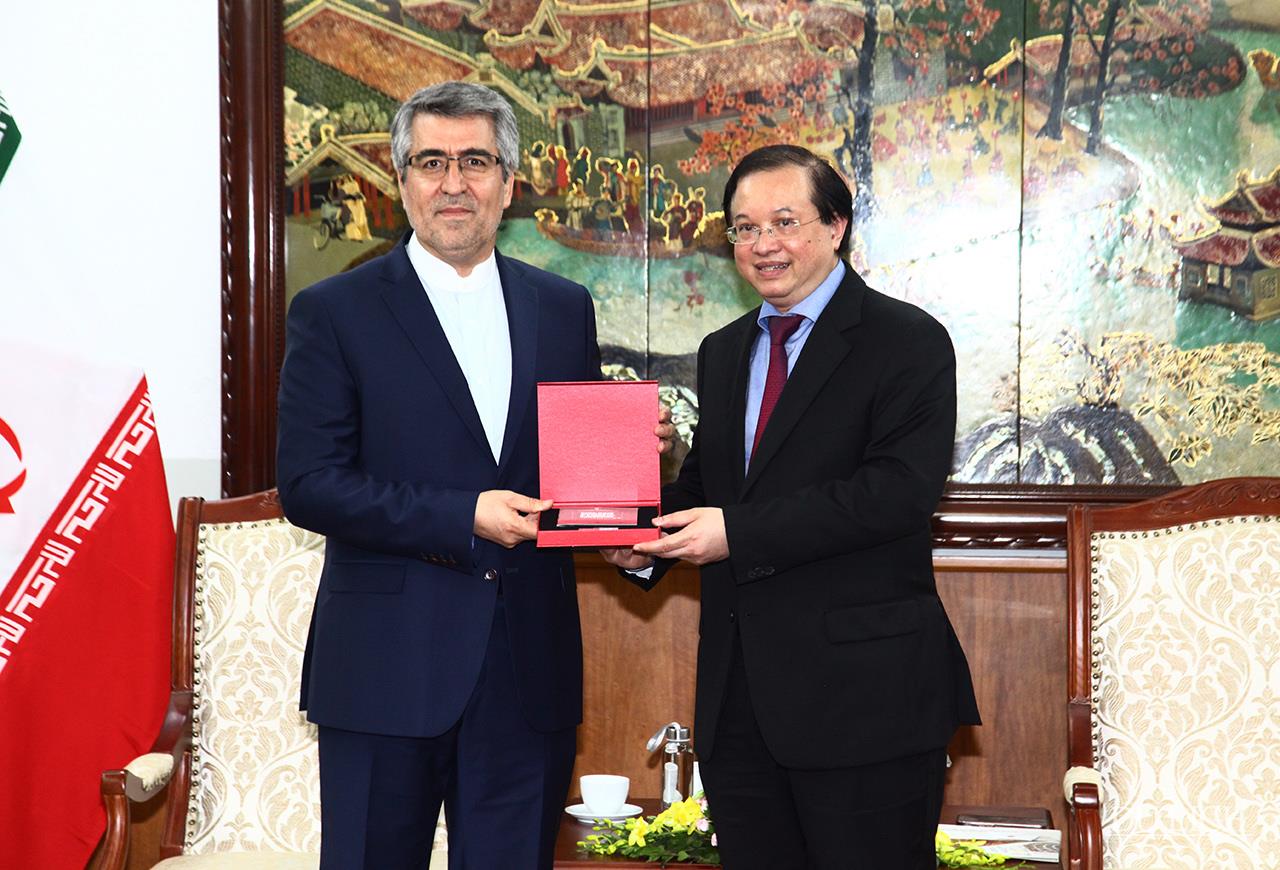 Thứ trưởng Bộ Văn hóa, Thể thao và Du lịch Tạ Quang Đông tặng quà cho Đại sứ Iran Ali Akbar Nazari